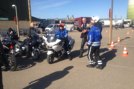 Motorrijders en politie op het oefenterrein