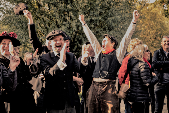 Bokrijk - scene Verkiezingskoorts - vreugdevolle mensen